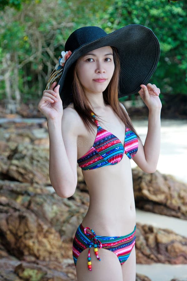 Mujer Asiática Joven Bonita En El Bikini Que Se Relaja En La Playa Imagen  de archivo - Imagen de vacaciones, muchacha: 131510767