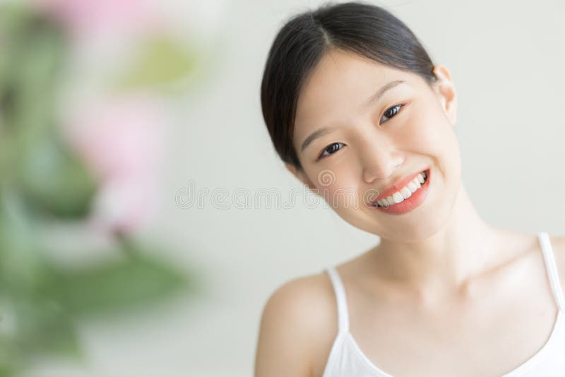 Mujer asi?tica joven del retrato La muchacha sonrió en la cámara foto de archivo libre de regalías Mujer asi?tica joven del retrato La muchacha sonrió en la cámara foto de archivo libre de regalías