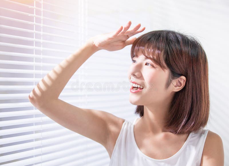 Mujer asi?tica joven disfrutar de la sol foto de archivo libre de regalías Mujer asi?tica joven disfrutar de la sol foto de archivo libre de regalías