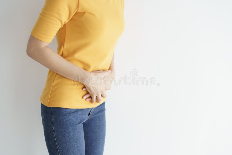 Mujer asi?tica joven que tiene dolor de est?mago doloroso en el fondo blanco Gastritis cr?nica Concepto del hinchaz?n del abdomen fotos de archivo Mujer asi?tica joven que tiene dolor de est?mago doloroso en el fondo blanco Gastritis cr?nica Concepto del hinchaz?n del abdomen fotos de archivo