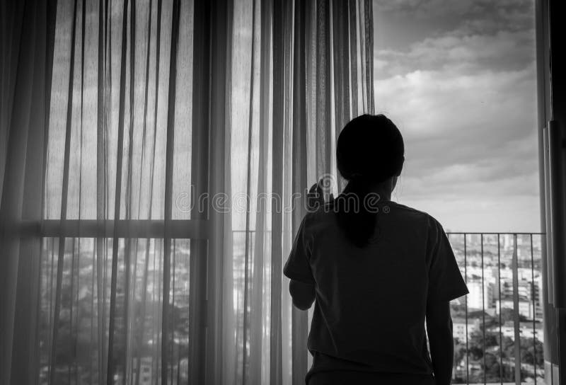 Mujer asiática adulta triste que mira fuera de ventana y del pensamiento Mujer joven subrayada y presionada Mujeres de la desespe