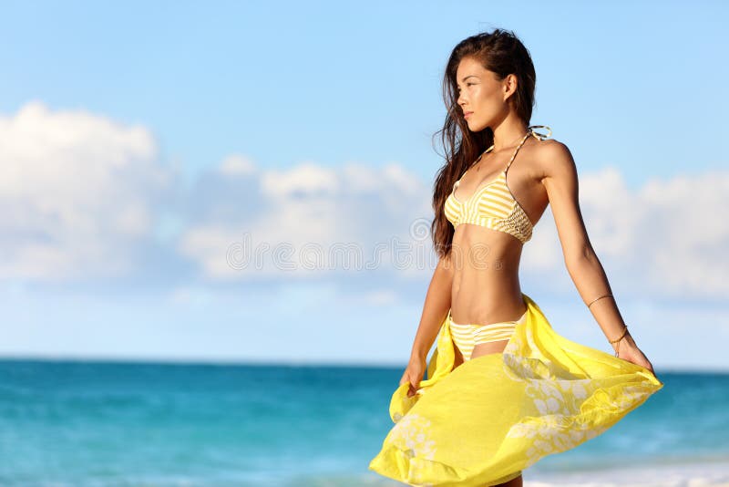 Mujer asiática atractiva del cuerpo del bikini que se relaja en puesta del sol fotos de archivo libres de regalías Mujer asiática atractiva del cuerpo del bikini que se relaja en puesta del sol fotos de archivo libres de regalías