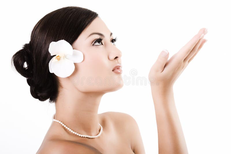 Mujer asiática atractiva después de la terapia de la belleza fotos de archivo