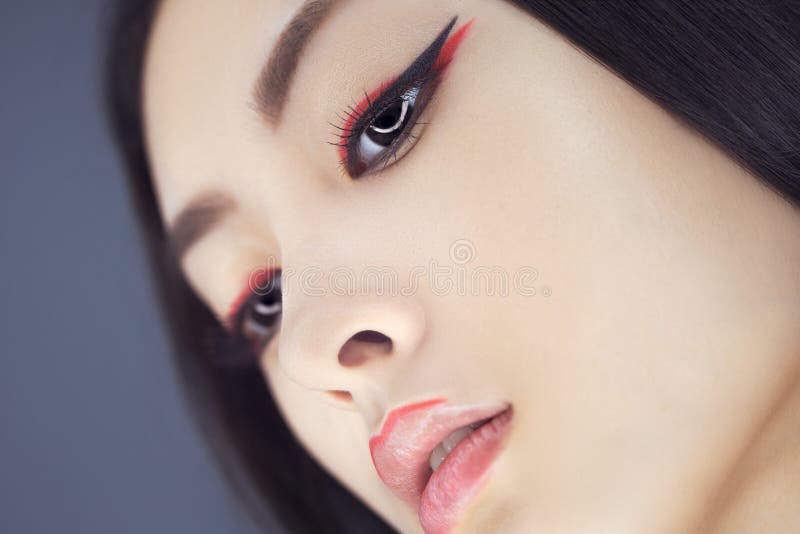 Mujer asiática de la belleza con maquillaje creativo Retrato del primer fotos de archivo Mujer asiática de la belleza con maquillaje creativo Retrato del primer fotos de archivo