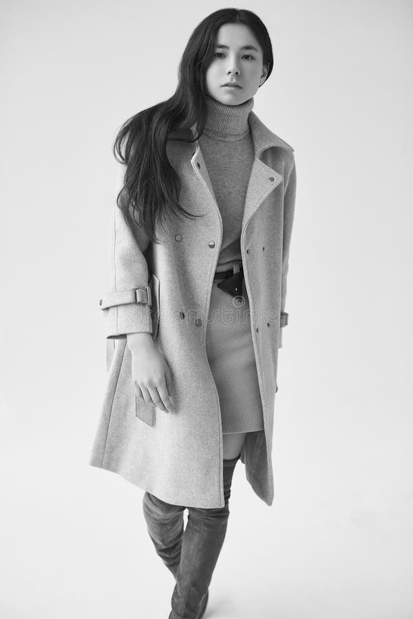 Mujer asiática elegante en capa de lana de moda y falda clásica fotos de archivo libres de regalías Mujer asiática elegante en capa de lana de moda y falda clásica fotos de archivo libres de regalías