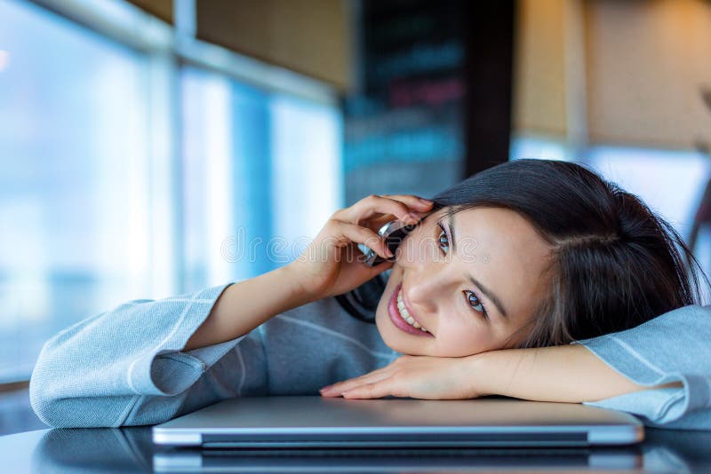 Mujer asiática, hablando en el teléfono imagen de archivo libre de regalías Mujer asiática, hablando en el teléfono imagen de archivo libre de regalías