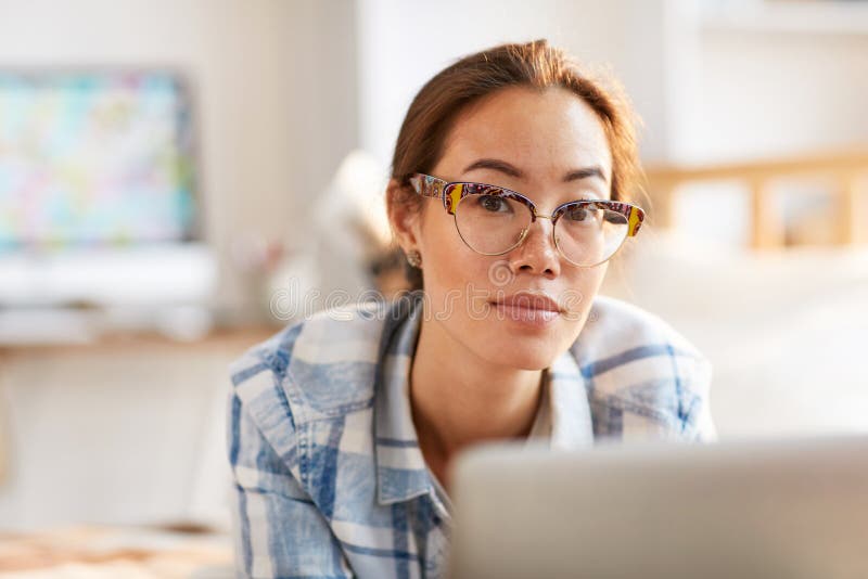 Mujer asiática hermosa que trabaja de hogar foto de archivo libre de regalías Mujer asiática hermosa que trabaja de hogar foto de archivo libre de regalías