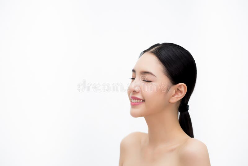 Mujer asiática hermosa y elegante joven feliz en vista lateral aislada sobre el fondo, el concepto blancos de la atención sanitar imagen de archivo libre de regalías Mujer asiática hermosa y elegante joven feliz en vista lateral aislada sobre el fondo, el concepto blancos de la atención sanitar imagen de archivo libre de regalías