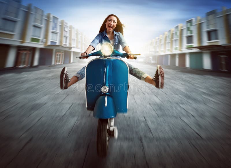 Mujer asiática joven hermosa que monta una motocicleta imagen de archivo libre de regalías Mujer asiática joven hermosa que monta una motocicleta imagen de archivo libre de regalías