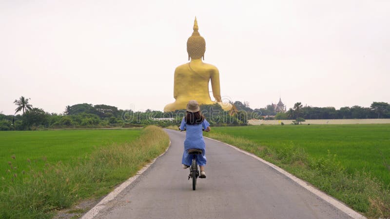Bicicleta Y Estatua Viejas De Buddha Imagen de archivo - Imagen de lago