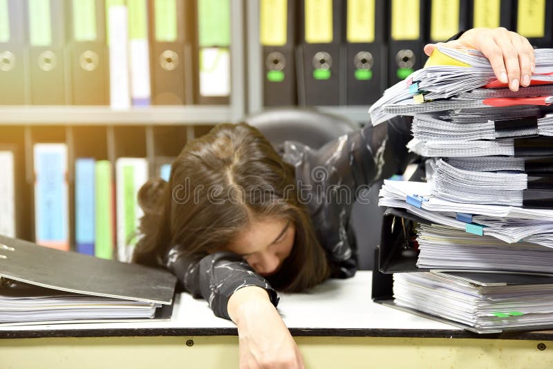 Mujer asiática que duerme en el lugar de trabajo, mujer cansada del trabajador dormida del trabajo difícilmente, porción de traba