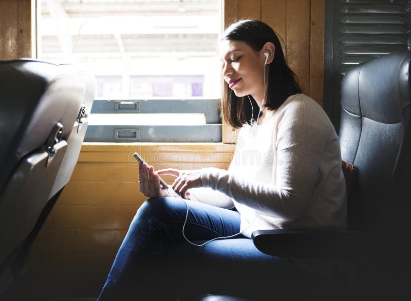Mujer asiática que monta un tren fotos de archivo Mujer asiática que monta un tren fotos de archivo