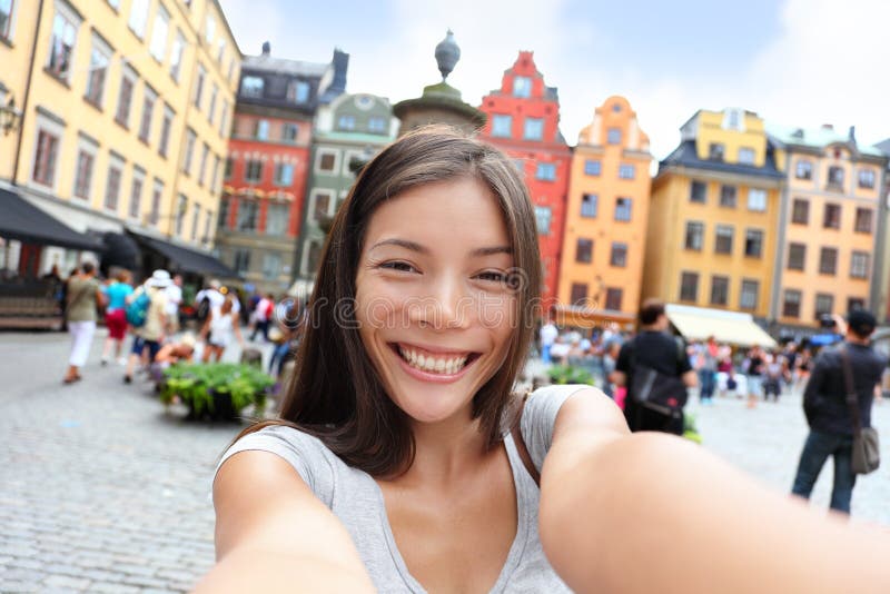 Mujer asiática que toma el selfie Estocolmo del autorretrato foto de archivo