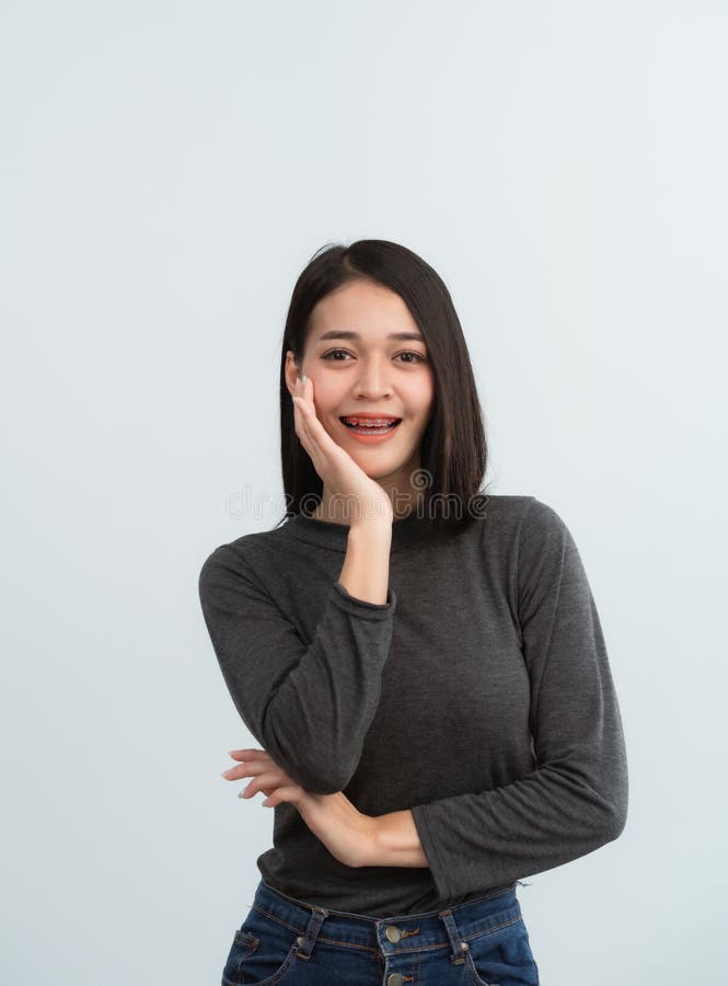 Mujer asiática se prepara. los dientes se cepillan en los dientes blancos de las mujeres para igualar los dientes. sistema de sopo fotos de archivo libres de regalías