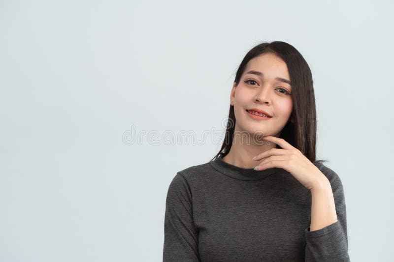 Mujer asiática se prepara. los dientes se cepillan en los dientes blancos de las mujeres para igualar los dientes. sistema de sopo fotos de archivo libres de regalías