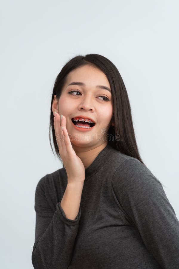Mujer asiática se prepara. los dientes se cepillan en los dientes blancos de las mujeres para igualar los dientes. sistema de sopo imagen de archivo libre de regalías