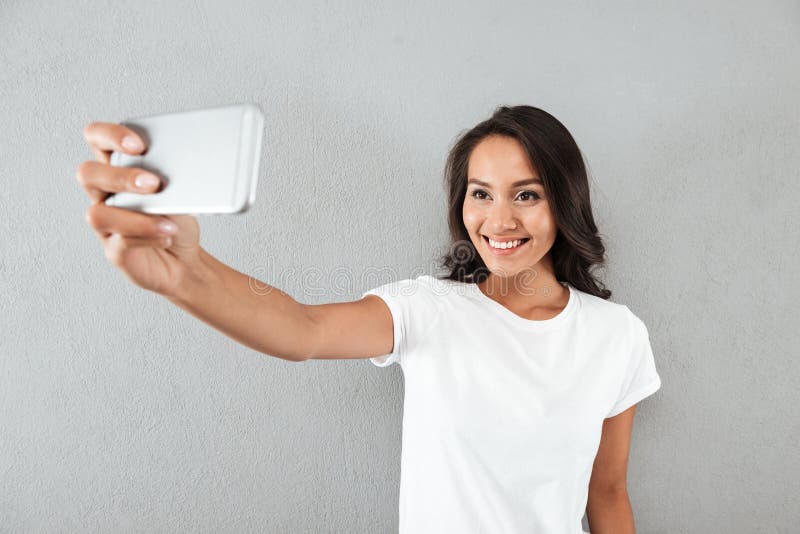 Mujer asiática sonriente feliz que toma el selfie fotos de archivo