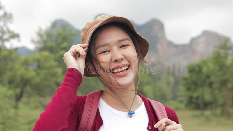 Mujer asiática sonríe brillante y alegre feliz con el viaje de senderismo. almacen de video