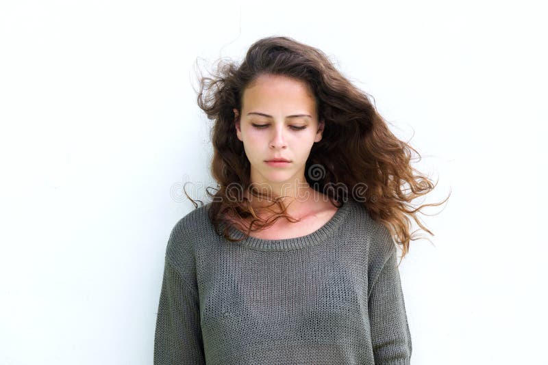 Mujer atractiva con el pelo marrón largo que mira abajo fotografía de archivo Mujer atractiva con el pelo marrón largo que mira abajo fotografía de archivo
