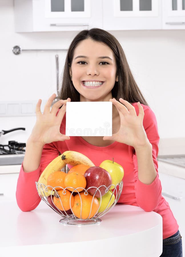 Mujer atractiva con la cesta de frutas fotos de archivo libres de regalías Mujer atractiva con la cesta de frutas fotos de archivo libres de regalías