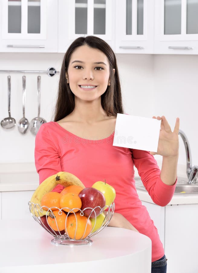 Mujer atractiva con la cesta de frutas foto de archivo libre de regalías Mujer atractiva con la cesta de frutas foto de archivo libre de regalías