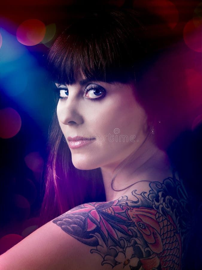 Mujer atractiva con un tatuaje foto de archivo libre de regalías Mujer atractiva con un tatuaje foto de archivo libre de regalías