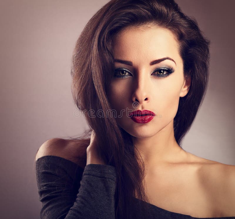 Mujer atractiva del maquillaje hermoso con el lápiz labial rojo caliente y el ojo largo l imagen de archivo libre de regalías Mujer atractiva del maquillaje hermoso con el lápiz labial rojo caliente y el ojo largo l imagen de archivo libre de regalías