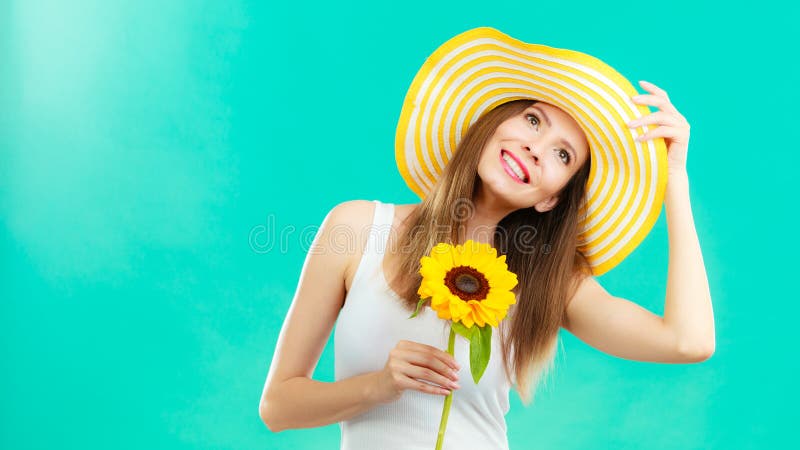 Mujer atractiva del retrato con el girasol fotos de archivo libres de regalías Mujer atractiva del retrato con el girasol fotos de archivo libres de regalías