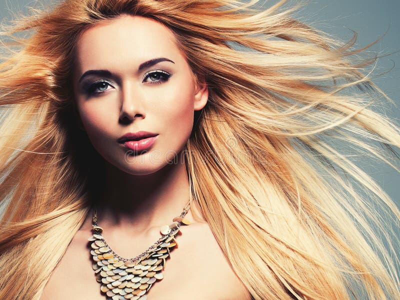 Mujer atractiva hermosa con el pelo rubio largo imagen de archivo Mujer atractiva hermosa con el pelo rubio largo imagen de archivo