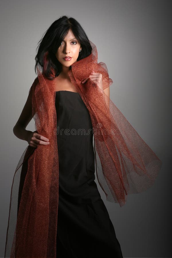 Mujer hispana glamurosa con capa de cobre foto de archivo libre de regalías