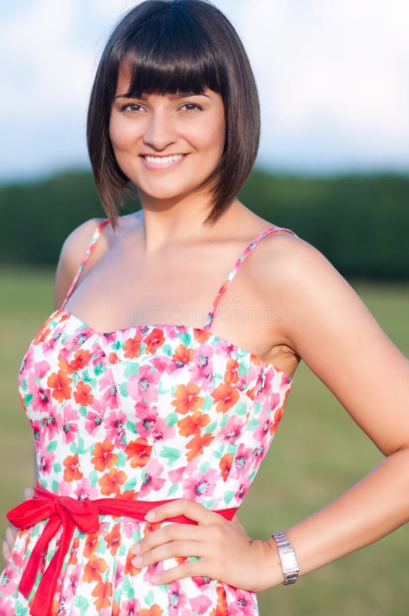Mujer atractiva joven hermosa imagen de archivo libre de regalías Mujer atractiva joven hermosa imagen de archivo libre de regalías