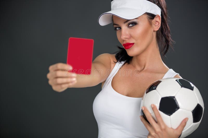Mujer atractiva joven que muestra la tarjeta roja fotografía de archivo libre de regalías Mujer atractiva joven que muestra la tarjeta roja fotografía de archivo libre de regalías