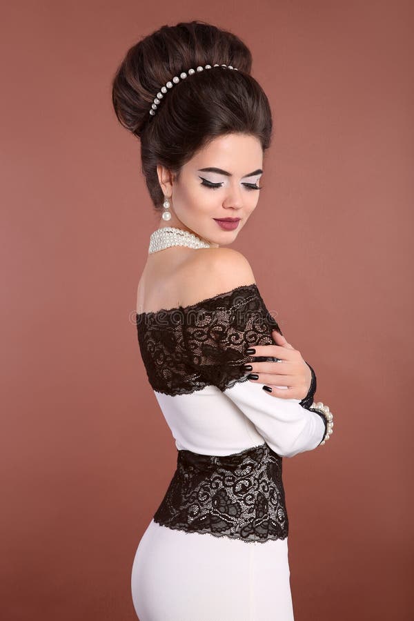 Generador colina Informar Mujer Atractiva Morena Elegante En Vestido Blanco Negro De Moda En Foto de  archivo - Imagen de aislado, hermoso: 102695234