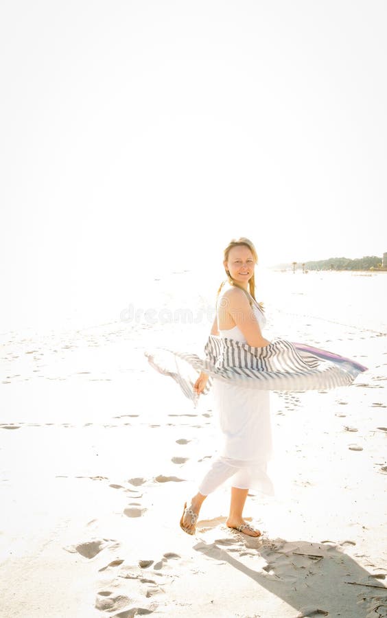 Mujer atractiva que recorre la playa fotografía de archivo libre de regalías Mujer atractiva que recorre la playa fotografía de archivo libre de regalías