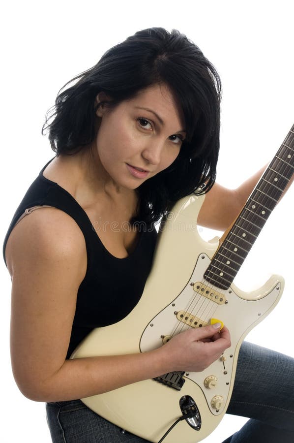 Mujer atractiva que toca la guitarra