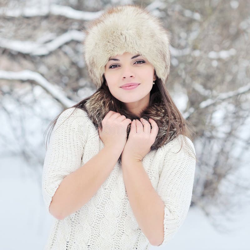 Mujer bastante joven en cierre del sombrero del invierno para arriba fotografía de archivo Mujer bastante joven en cierre del sombrero del invierno para arriba fotografía de archivo