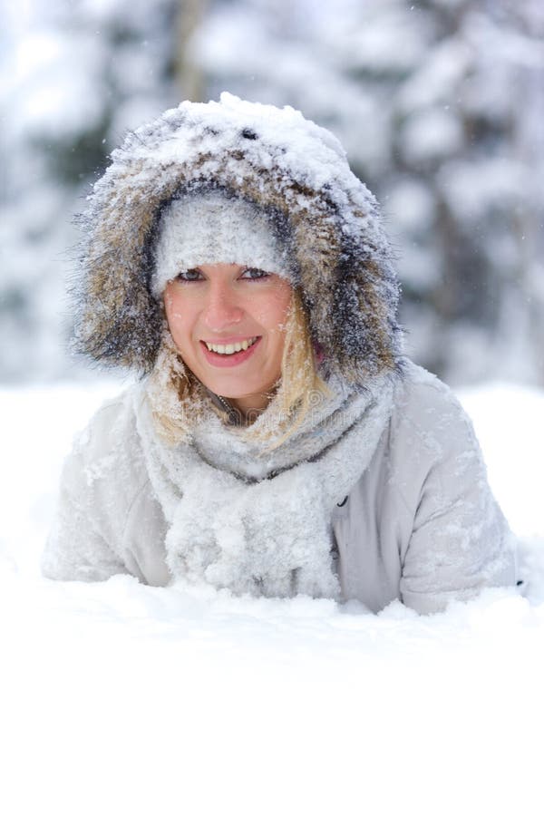 Mujer bastante joven en nieve foto de archivo libre de regalías Mujer bastante joven en nieve foto de archivo libre de regalías