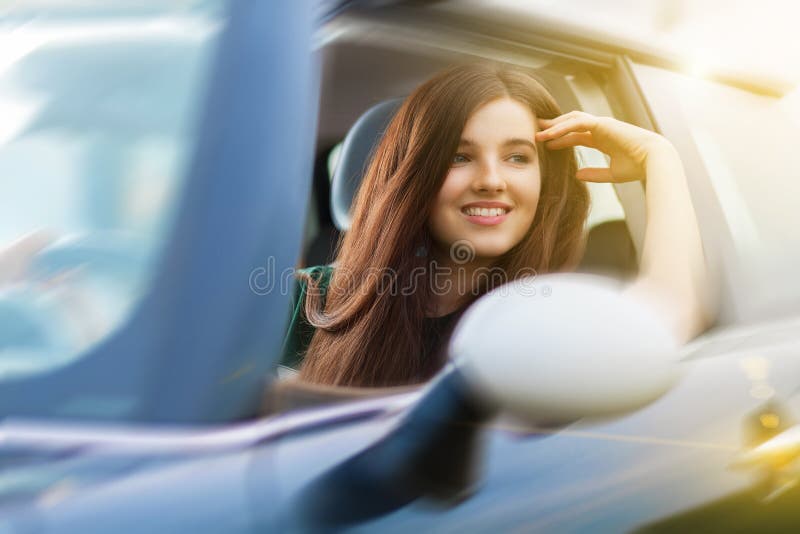 Mujer beuatiful joven que conduce un coche imagen de archivo Mujer beuatiful joven que conduce un coche imagen de archivo