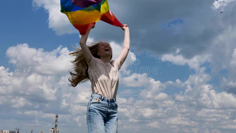 Mujer bisexual con bandera lgbt en el fondo del cielo