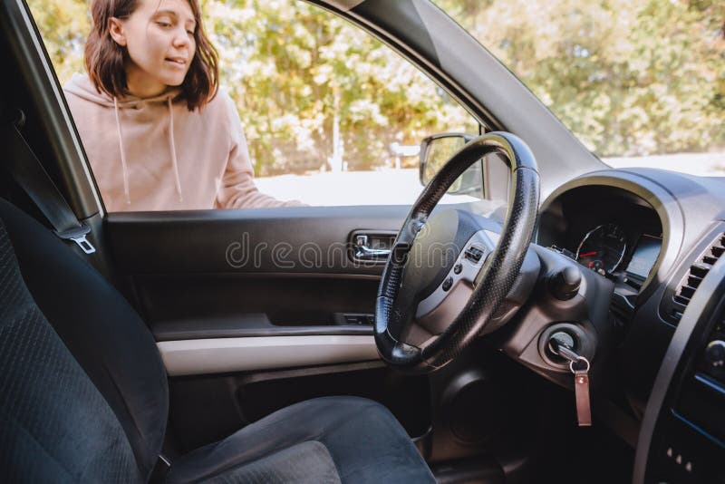 Mujer bloqueó el coche y olvidó las llaves dentro