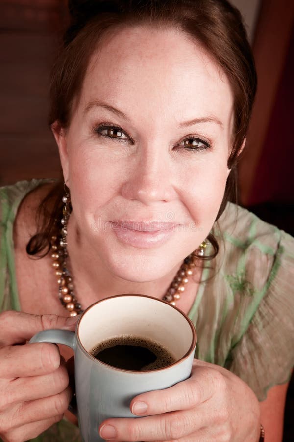Mujer bonita con café fotografía de archivo libre de regalías Mujer bonita con café fotografía de archivo libre de regalías