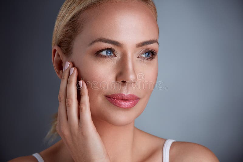 Mujer bonita de la Edad Media con la piel perfecta fotografía de archivo Mujer bonita de la Edad Media con la piel perfecta fotografía de archivo