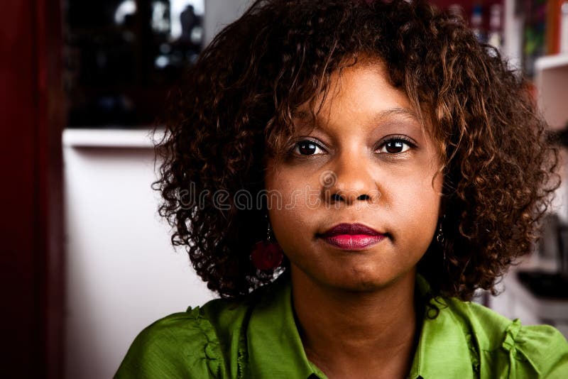 Mujer bonita del afroamericano fotografía de archivo Mujer bonita del afroamericano fotografía de archivo