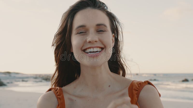 Mujer bonita disfrutando en la playa