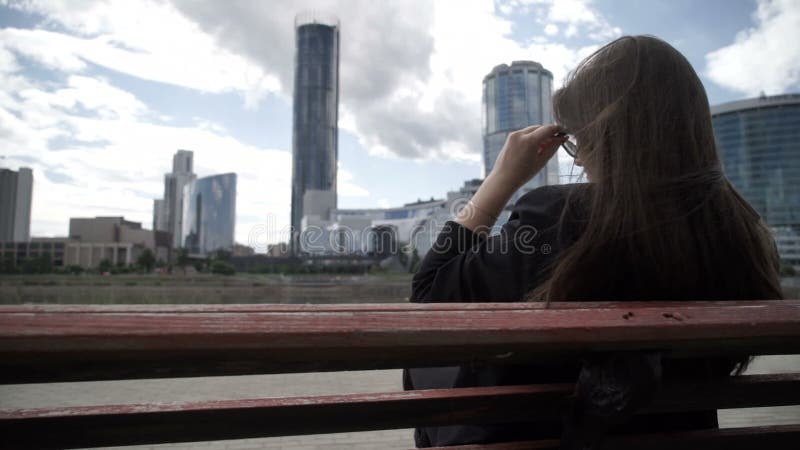 Mujer bonita en banco de parque