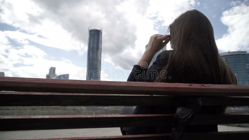 Mujer bonita en banco de parque