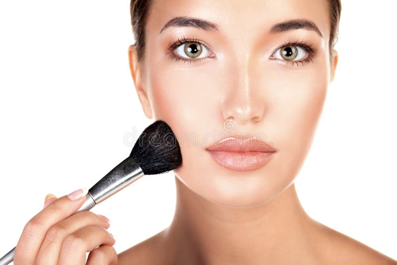 Mujer bonita joven con un cepillo del maquillaje, aislado en blanco imágenes de archivo libres de regalías Mujer bonita joven con un cepillo del maquillaje, aislado en blanco imágenes de archivo libres de regalías