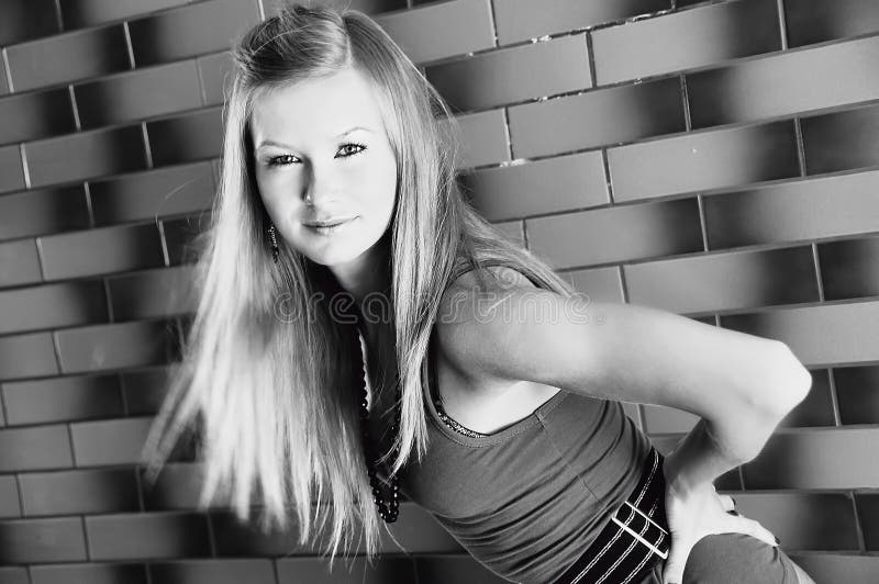 Mujer bonita joven hermosa de la muchacha del modelo de moda en salud blanco y negro del cuerpo de la salud de la aptitud fotos de archivo libres de regalías Mujer bonita joven hermosa de la muchacha del modelo de moda en salud blanco y negro del cuerpo de la salud de la aptitud fotos de archivo libres de regalías