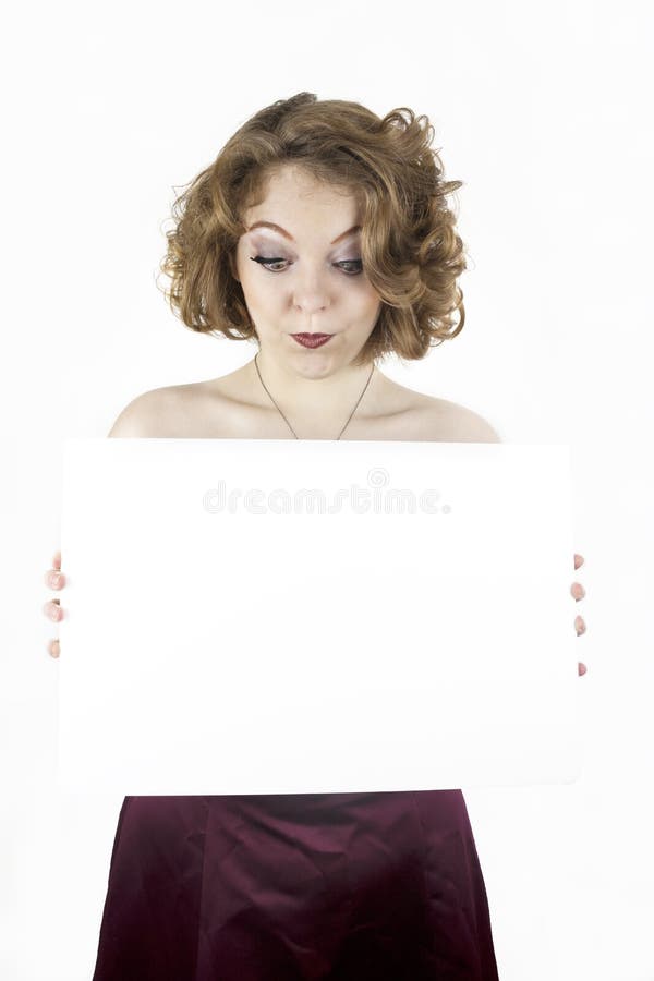 Mujer bonita que lleva a cabo la muestra en blanco fotografía de archivo Mujer bonita que lleva a cabo la muestra en blanco fotografía de archivo