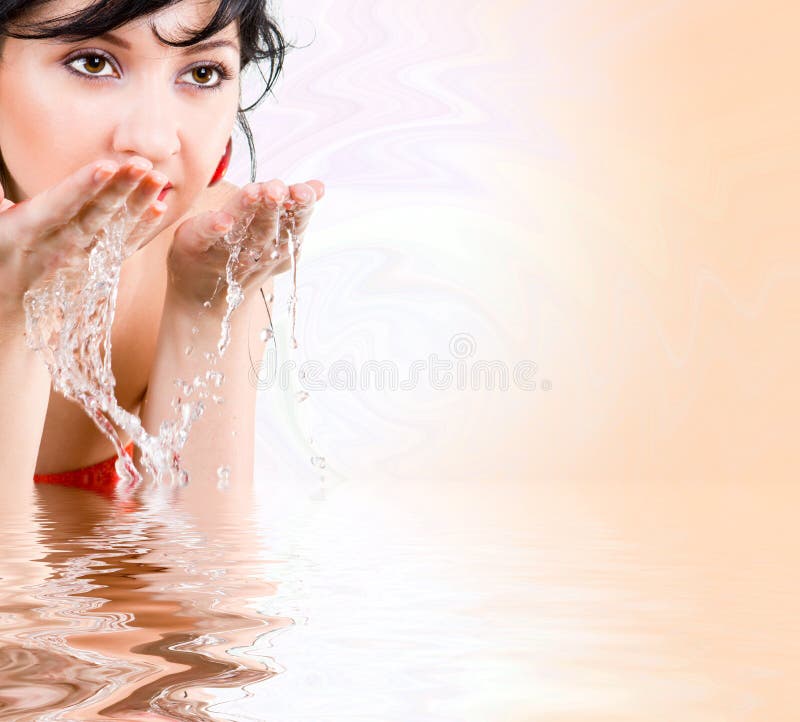 Mujer guapa refrescando su rostro fotografía de archivo libre de regalías